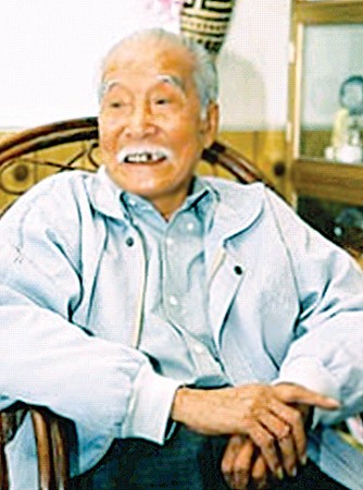 GS. Vũ Đình Hòe (1912 - 2011), ông là luật sư, nhà báo, Bộ trưởng Bộ Quốc gia giáo dục trong Chính phủ đầu tiên của nước Việt Nam Dân chủ Cộng hòa. Những tác phẩm công bố của ông là: "Những phương pháp giáo dục ở các nước và vấn đề cải cách giáo dục" (1945), "Một nền giáo dục bình dân" (1946). >>Chùm ảnh: Bộ trưởng Phạm Vũ Luận thăm Lớp học Hy vọng >>Những hình ảnh xúc động về "lớp học tật nguyền" của bà lão 80 tuổi >>NHỮNG BỨC ẢNH ĐEN TRẮNG QUÝ HIẾM VỀ HỌC SINH THỜI CHIẾN >>Chùm ảnh: Bộ trưởng Phạm Vũ Luận đánh trống khai giảng năm học mới >>Phát sốt vì 4 nữ giáo viên xinh đẹp >>Hoa khôi ĐH Thương Mại 2012 duyên dáng áo dài